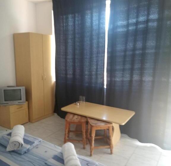 غرفة قياسية مع حمام خارجي, Despina