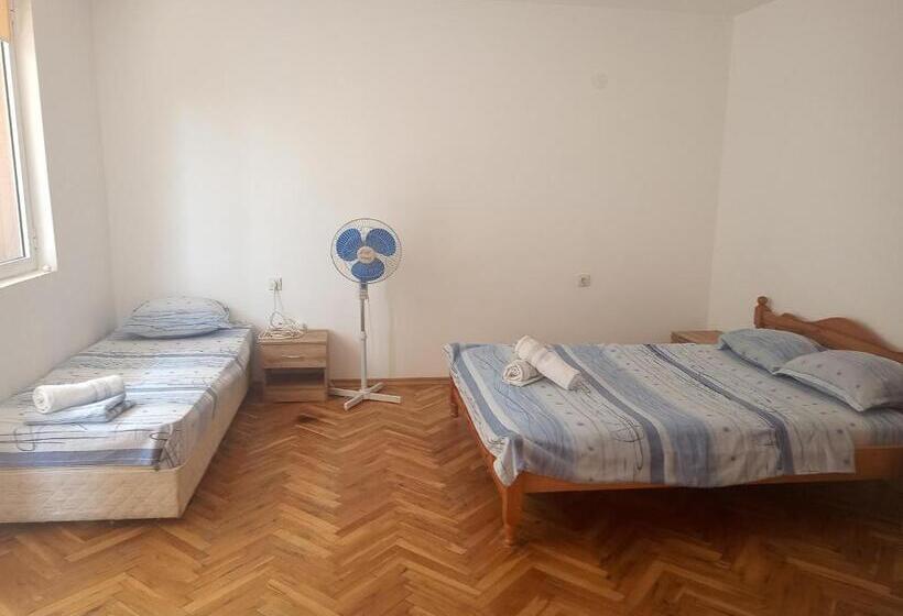 إستديو عائلى, Despina