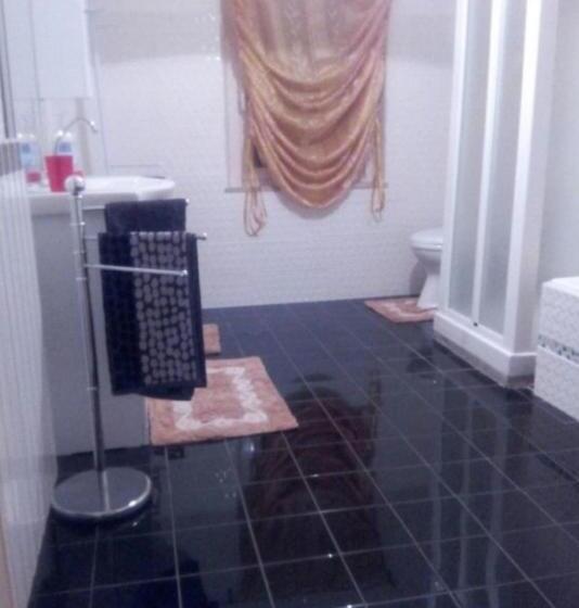 غرفة قياسية حمام مشترك, Margarita D Austria