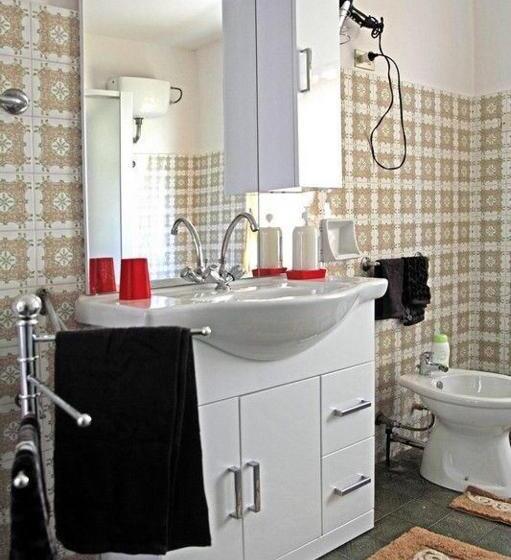 غرفة قياسية حمام مشترك, Margarita D Austria