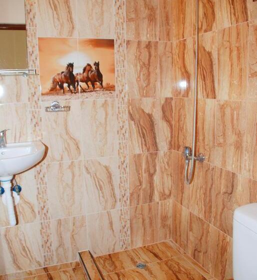 חדר סטנדרט לשלושה עם מרפסת, Altay Guest House