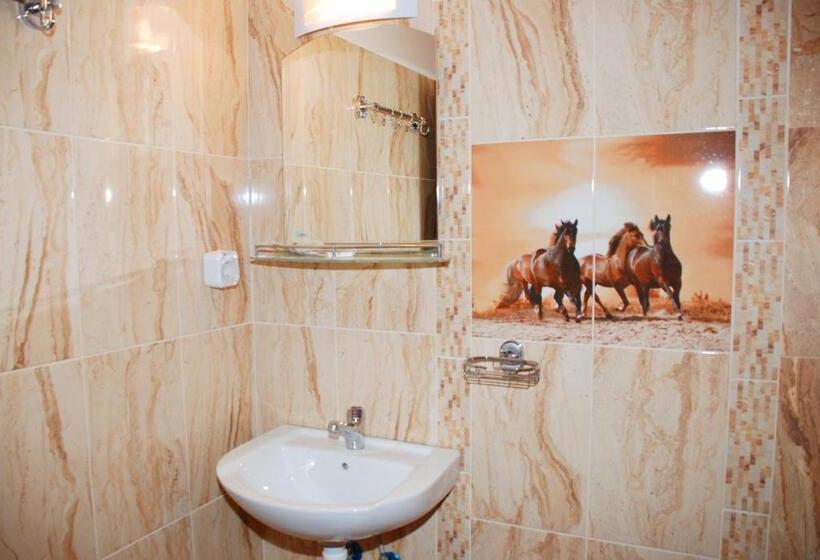 חדר סטנדרט לשלושה עם מרפסת, Altay Guest House