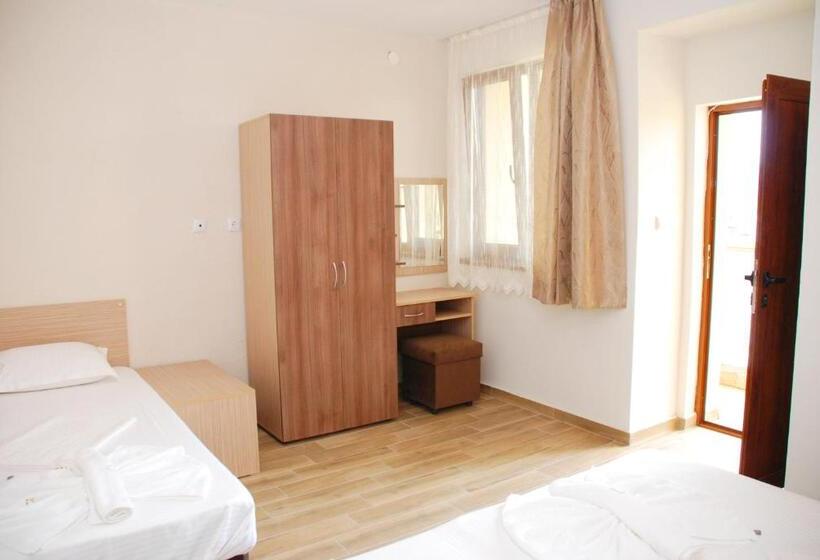 חדר סטנדרט לשלושה עם מרפסת, Altay Guest House