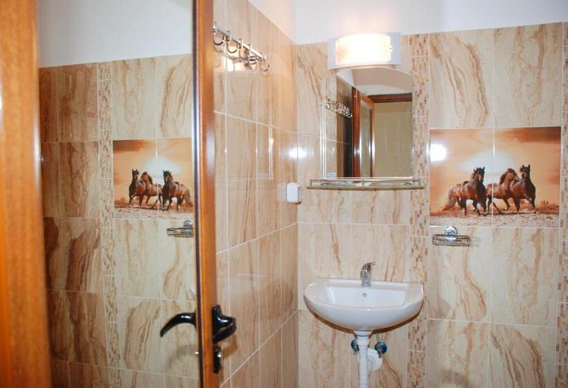 חדר סטנדרט לשלושה עם מרפסת, Altay Guest House