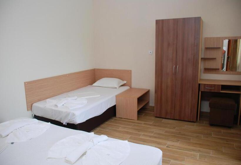 חדר סטנדרט לשלושה עם מרפסת, Altay Guest House