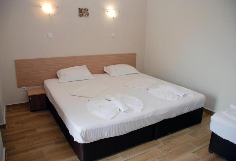 חדר סטנדרט לשלושה עם מרפסת, Altay Guest House