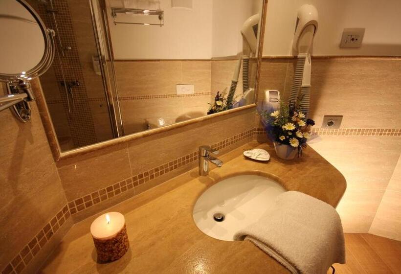 חדר משפחתי, Pineta