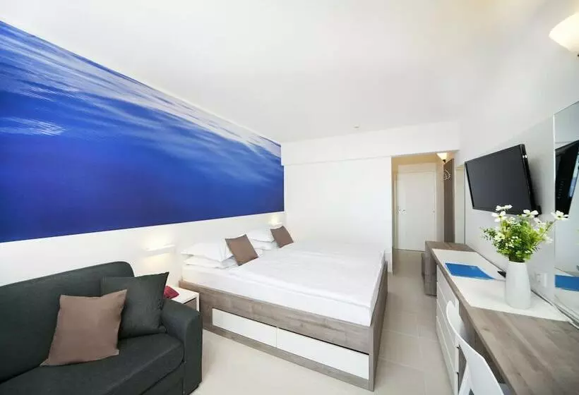 اتاق سوپریور با چشم‌انداز جانبی دریا, Bluesun Hotel Neptun
