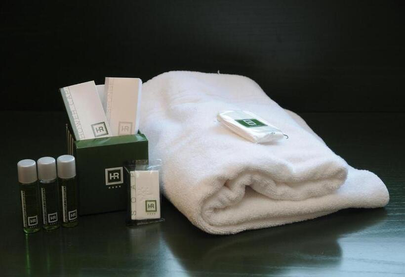 חדר סטנדרט לשלושה, Del Riale