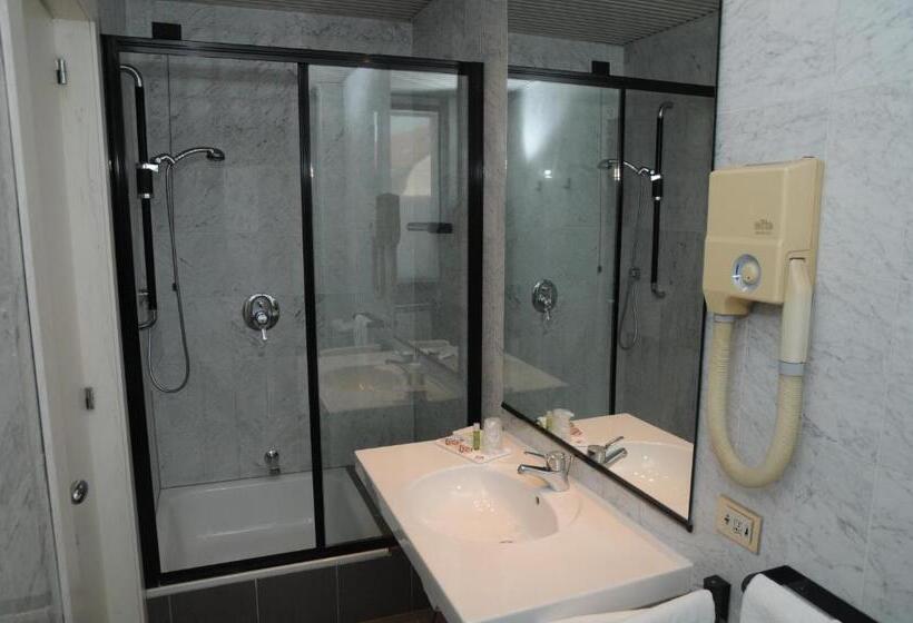 חדר סטנדרט לשלושה, Del Riale