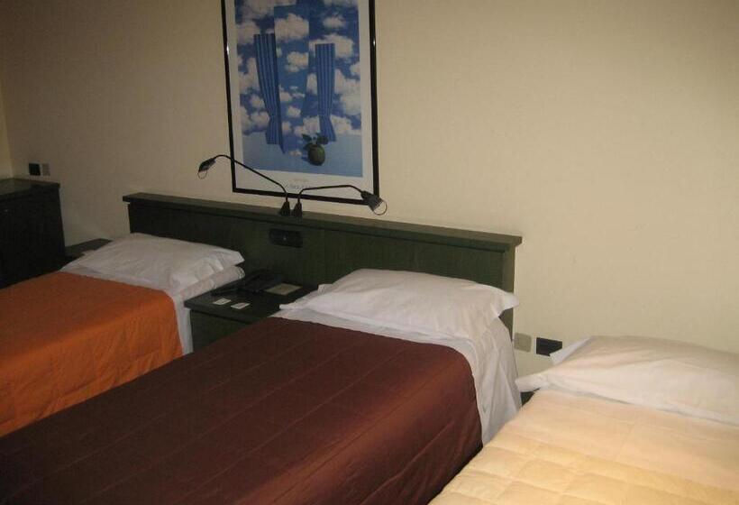 חדר סטנדרט לשלושה, Del Riale