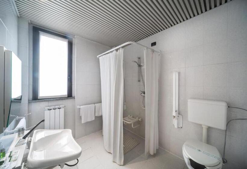 חדר סטנדרט מותאם לאדם עם מוגבלויות, Del Riale