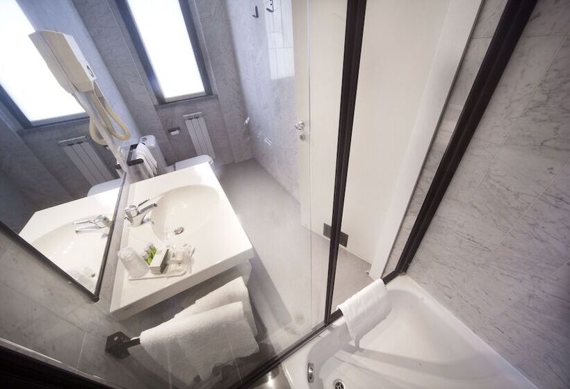 חדר סטנדרט לשלושה, Del Riale