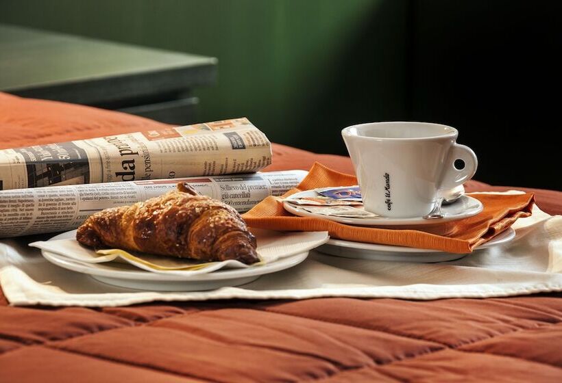 חדר סטנדרט לשלושה, Del Riale