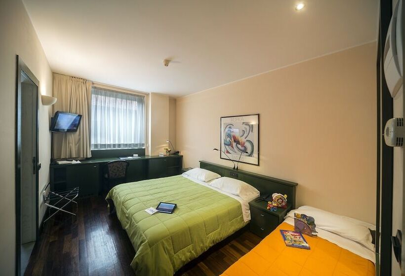 חדר סטנדרט לשלושה, Del Riale