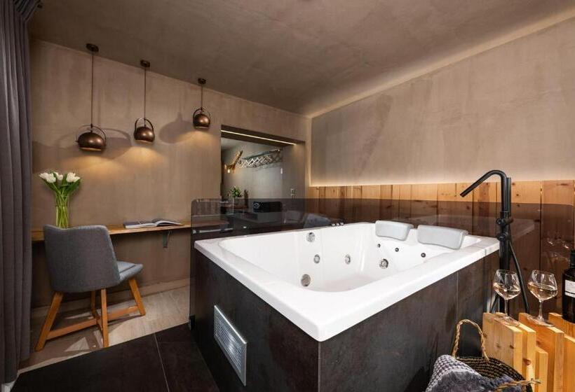 سوئیت جونیور با ماساژ آبی, Tsikeli Boutique Hotel Meteora   Adults Friendly