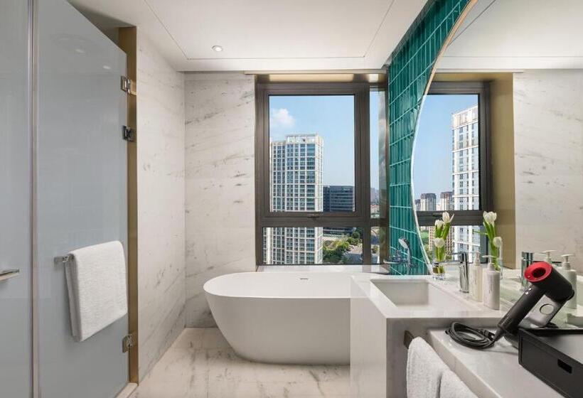 스위트 킹사이즈 침대, Hualuxe Shanghai Changfeng Park, An Ihg