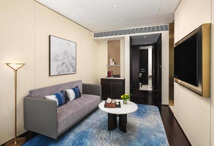 스위트 킹사이즈 침대, Hualuxe Shanghai Changfeng Park, An Ihg