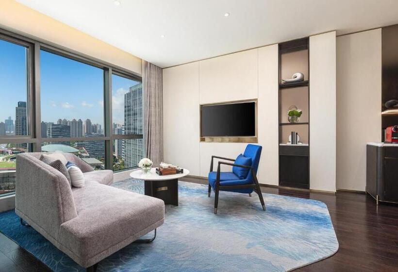 스위트 킹사이즈 침대, Hualuxe Shanghai Changfeng Park, An Ihg