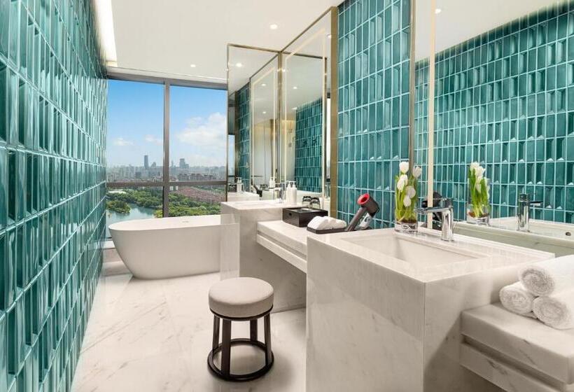 스위트 킹사이즈 침대, Hualuxe Shanghai Changfeng Park, An Ihg