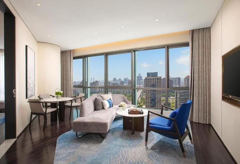 스위트 킹사이즈 침대, Hualuxe Shanghai Changfeng Park, An Ihg