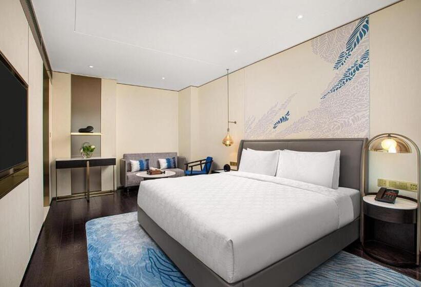 Suite with lake view, Hualuxe Shanghai Changfeng Park, An Ihg