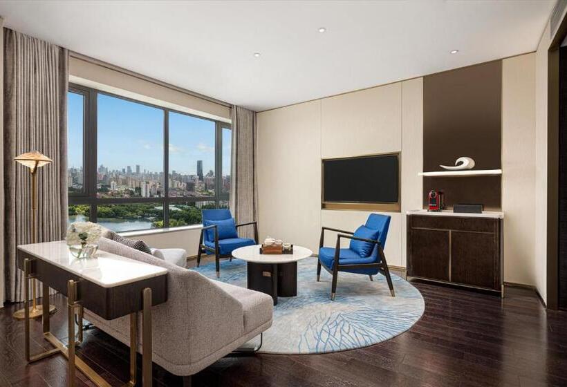 Suite with lake view, Hualuxe Shanghai Changfeng Park, An Ihg