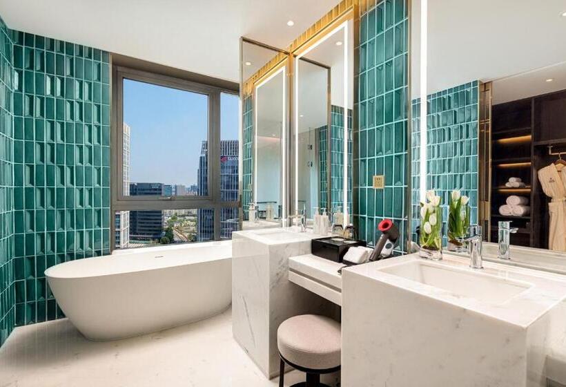 Suite with lake view, Hualuxe Shanghai Changfeng Park, An Ihg