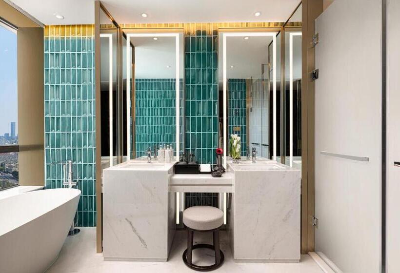 Suite with lake view, Hualuxe Shanghai Changfeng Park, An Ihg