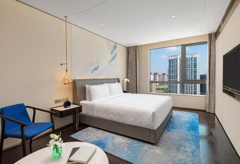 Suite with lake view, Hualuxe Shanghai Changfeng Park, An Ihg