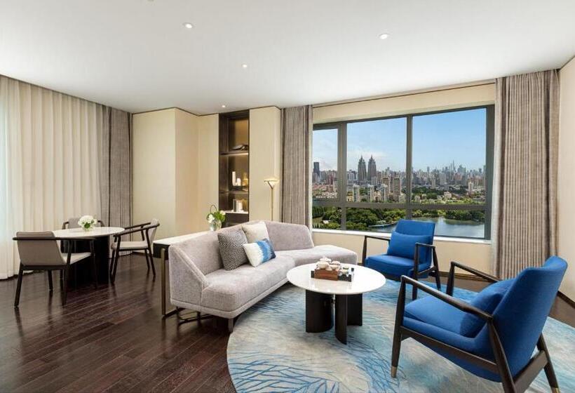 Suite with lake view, Hualuxe Shanghai Changfeng Park, An Ihg