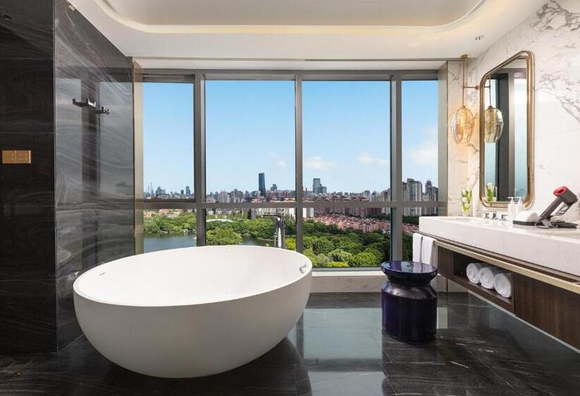 스위트 킹사이즈 침대, Hualuxe Shanghai Changfeng Park, An Ihg