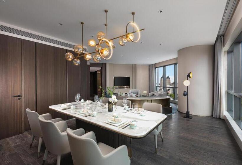 스위트 킹사이즈 침대, Hualuxe Shanghai Changfeng Park, An Ihg