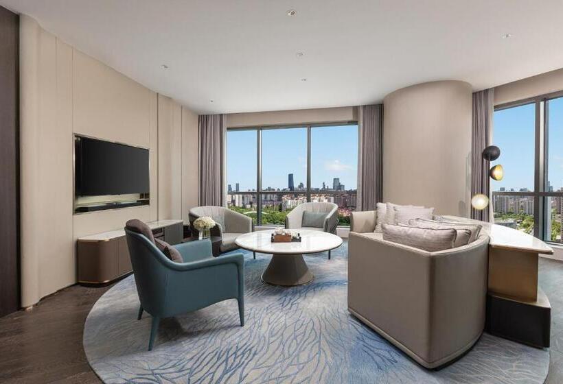 스위트 킹사이즈 침대, Hualuxe Shanghai Changfeng Park, An Ihg