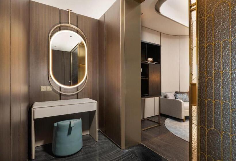 스위트 킹사이즈 침대, Hualuxe Shanghai Changfeng Park, An Ihg