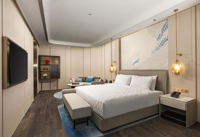 스위트 킹사이즈 침대, Hualuxe Shanghai Changfeng Park, An Ihg