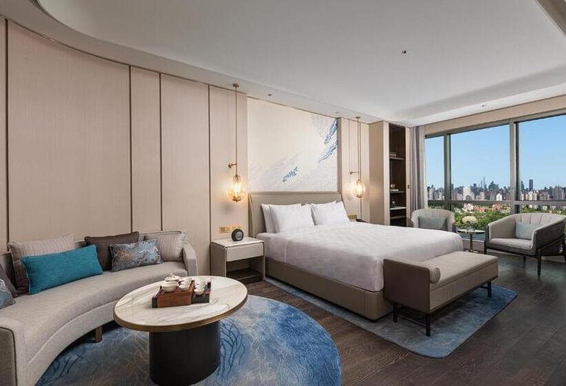 스위트 킹사이즈 침대, Hualuxe Shanghai Changfeng Park, An Ihg