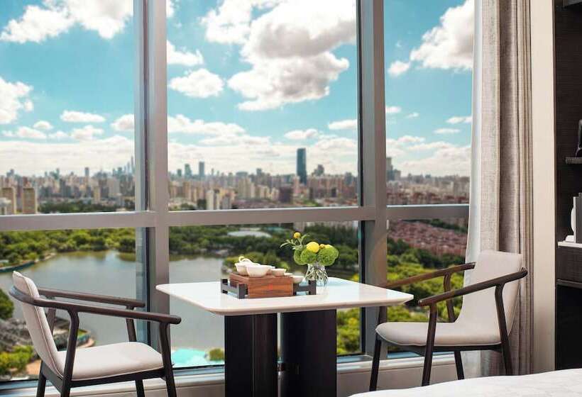 Suite with lake view, Hualuxe Shanghai Changfeng Park, An Ihg