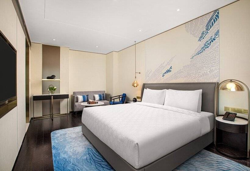 Suite with lake view, Hualuxe Shanghai Changfeng Park, An Ihg