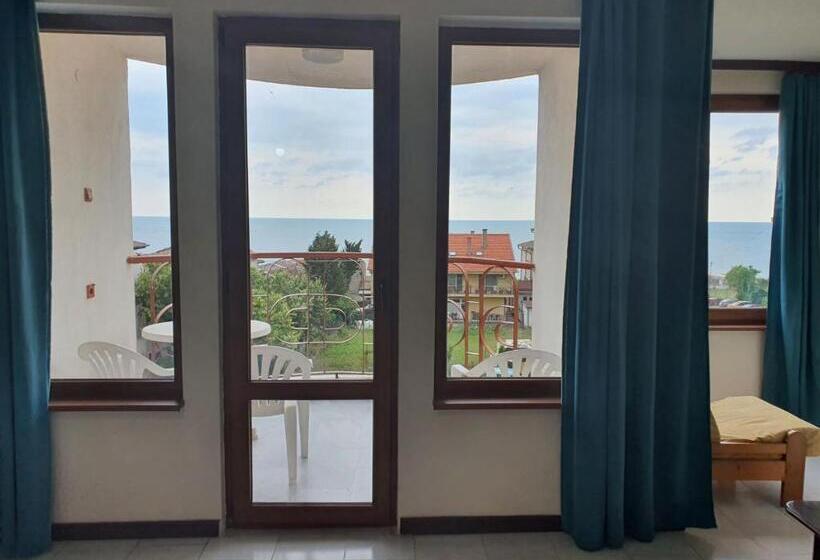 חדר דלוקס לשלושה עם נו לים, Lazur