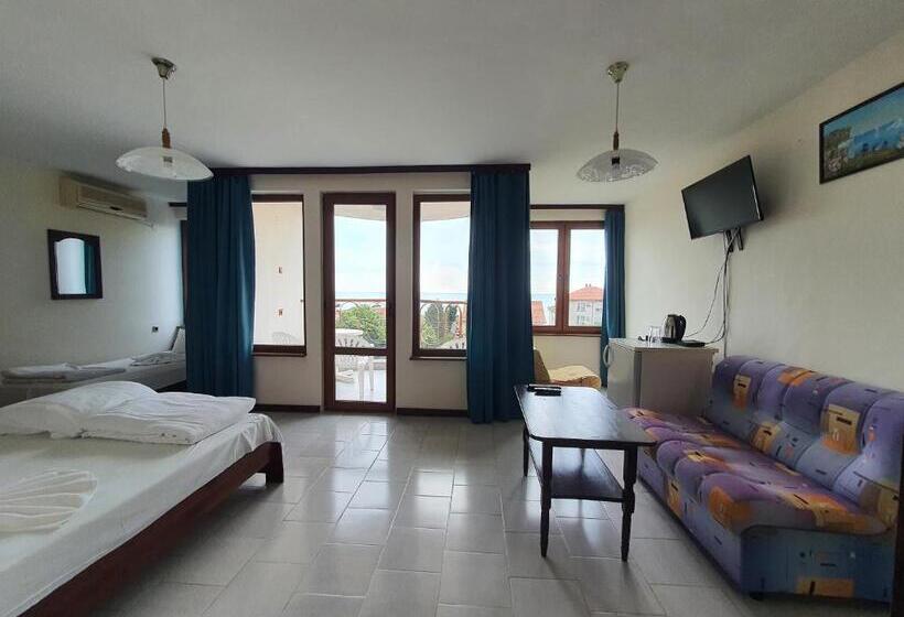 חדר דלוקס לשלושה עם נו לים, Lazur