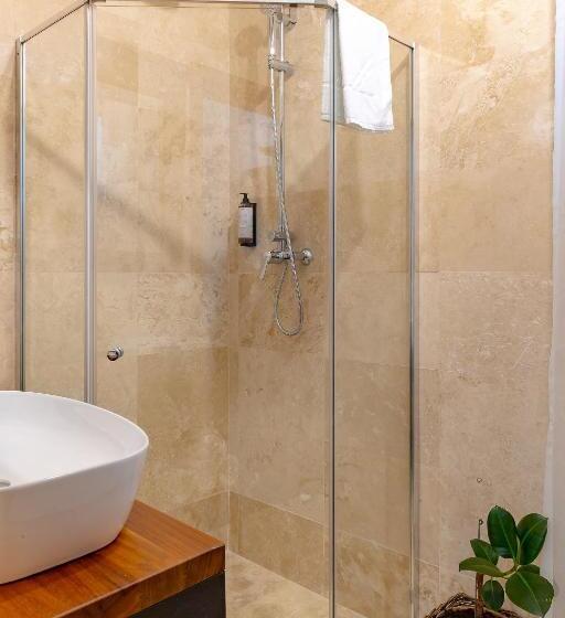 شقة غرفتين, San Gennaro