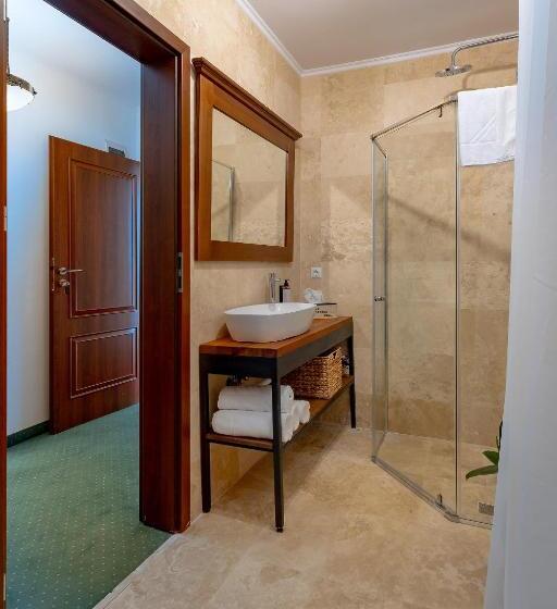 شقة غرفتين, San Gennaro