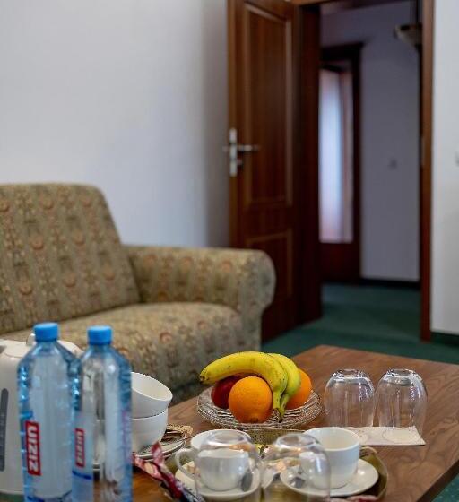 شقة غرفتين, San Gennaro