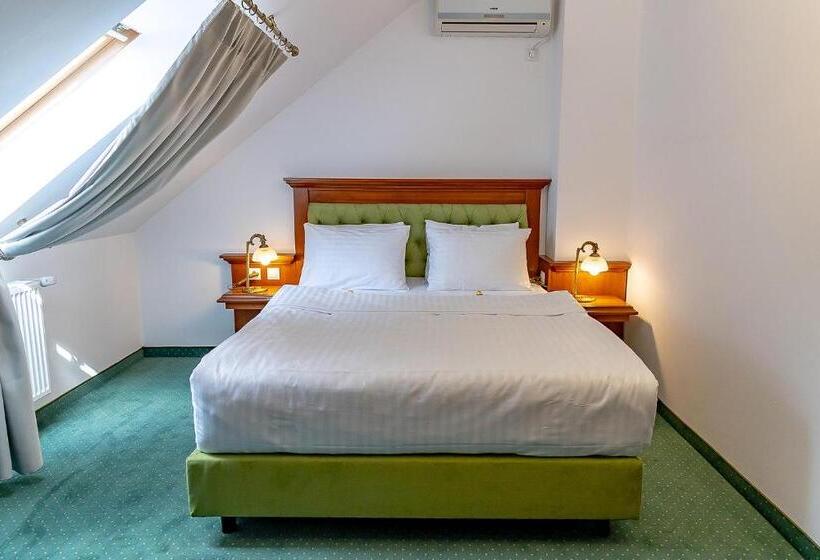 شقة غرفتين, San Gennaro