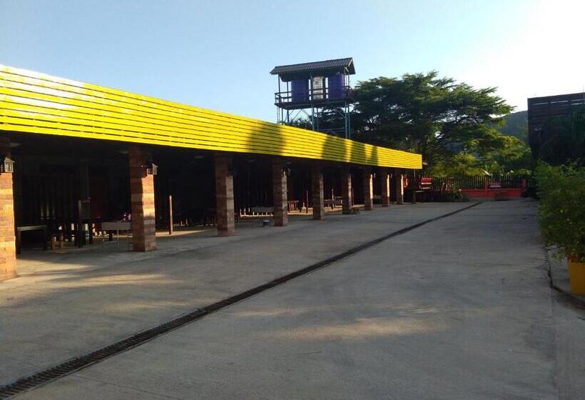 Quarto Quadruple Economy, Pooma Resort