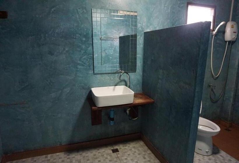 Quarto Quadruple Economy, Pooma Resort