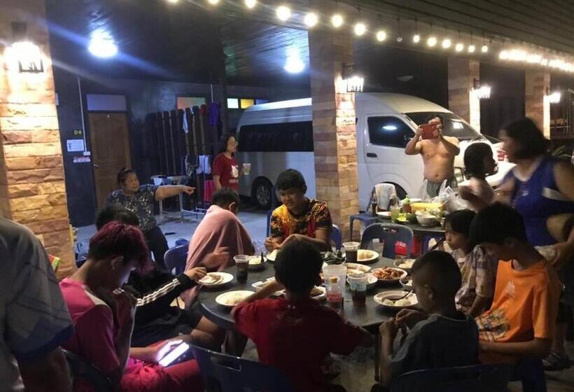 Quarto Quadruple Economy, Pooma Resort