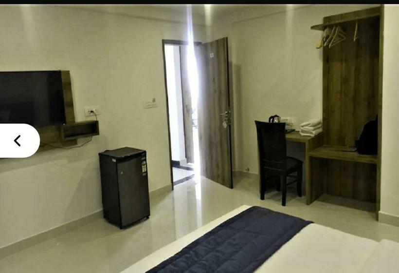 اتاق لوکس سه تخته, Fly Inn