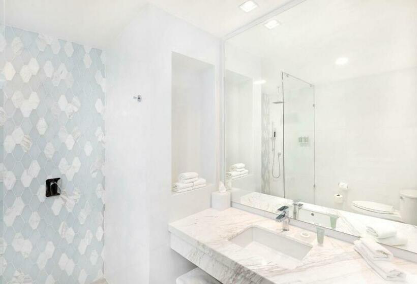 キングサイズベッドのデラックスルーム, Courtyard By Marriott Mazatlan Beach Resort